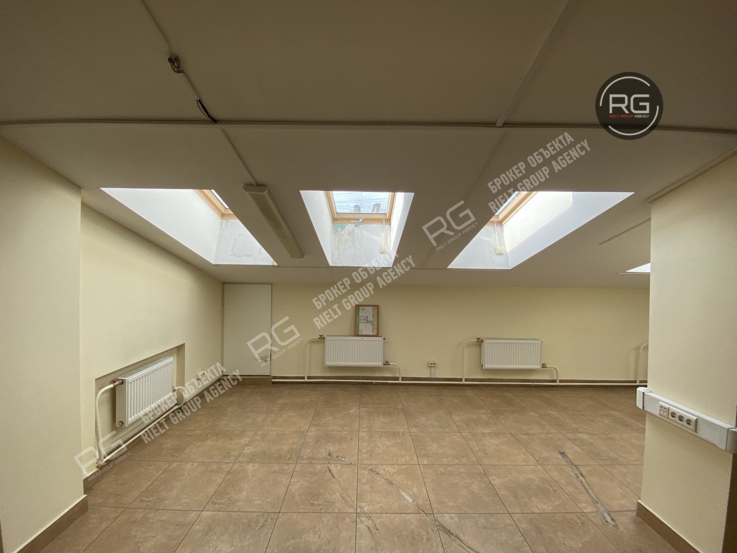   Аренда здания 850м2 рядом с метро, 850 кв.м. 
