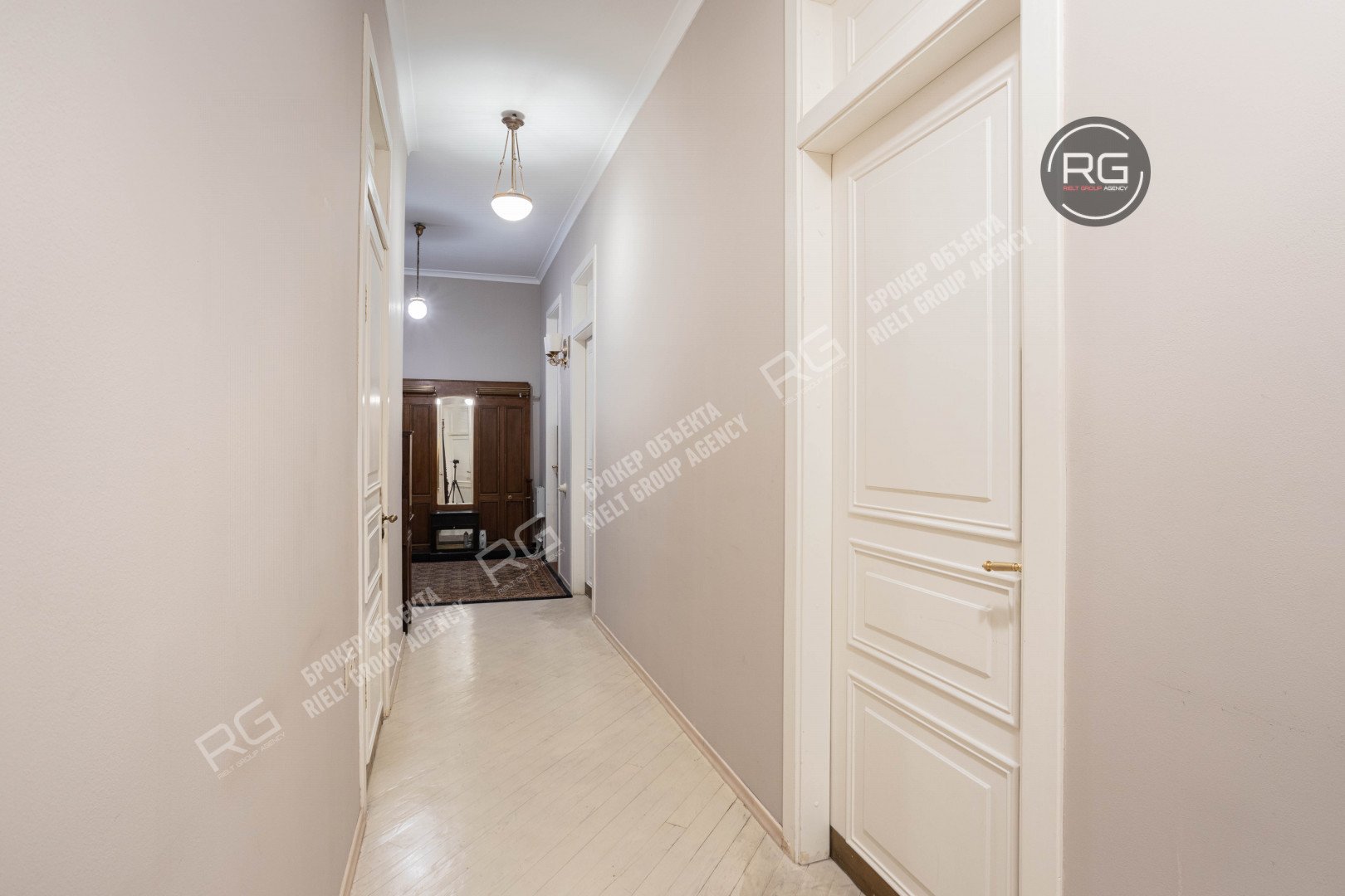   Дизайнерская квартира с камином, 211 кв.м. 