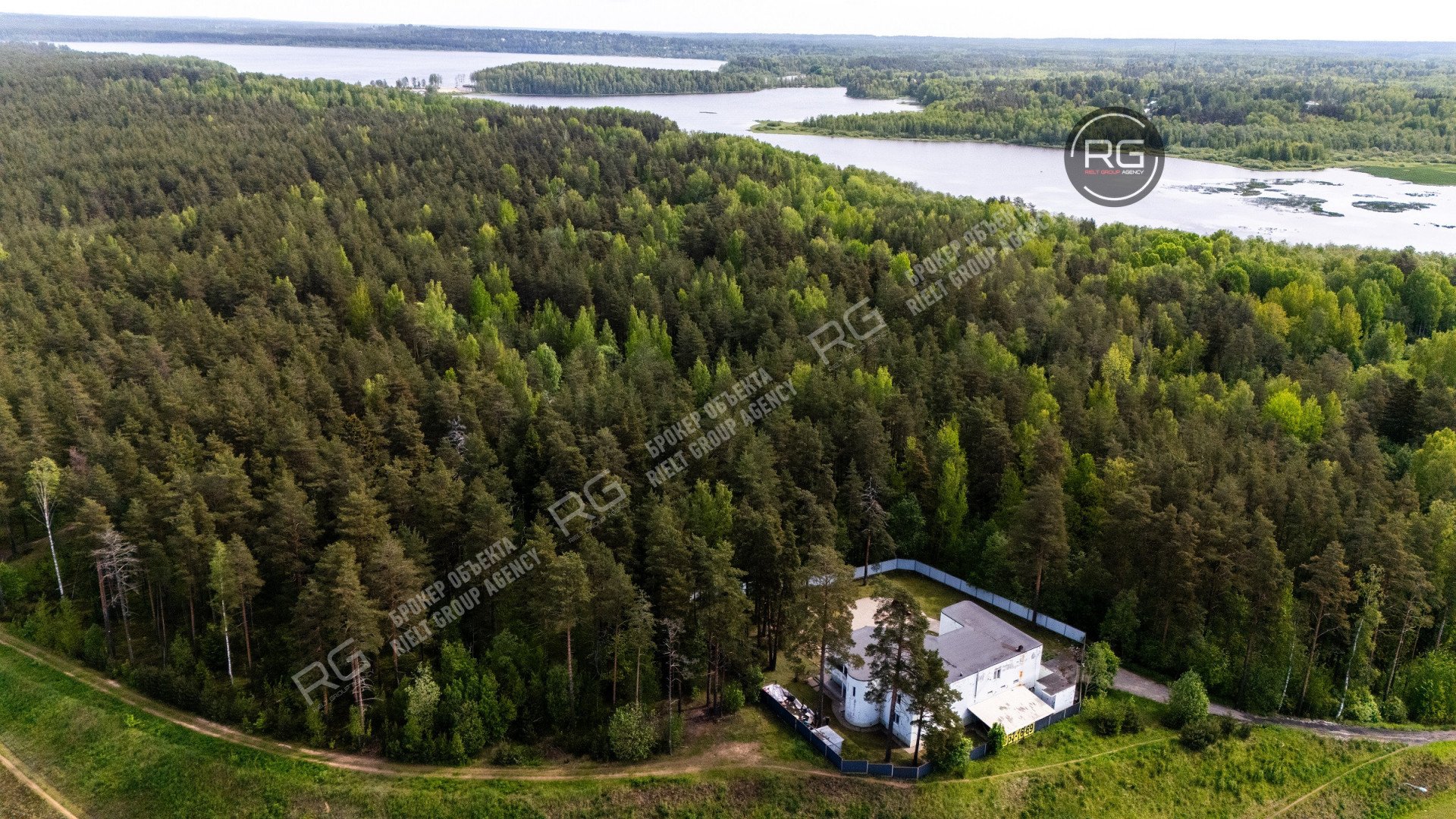   Дом в лесу у озера, 640.2 кв.м. 