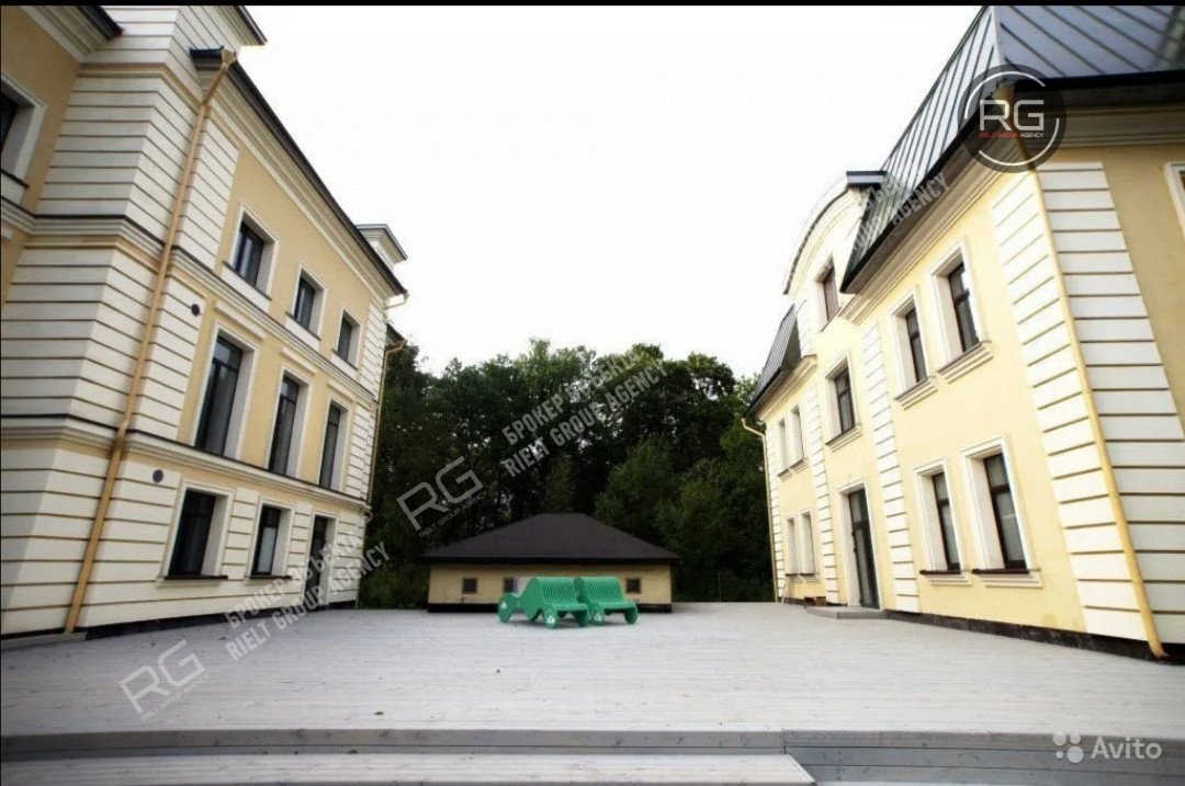  Особняк в Петергофе 2080 м2 