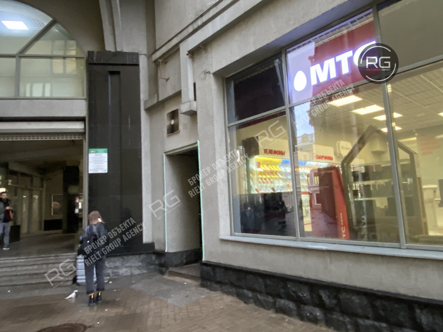   Помещение у входа в метро, 555 кв.м. 