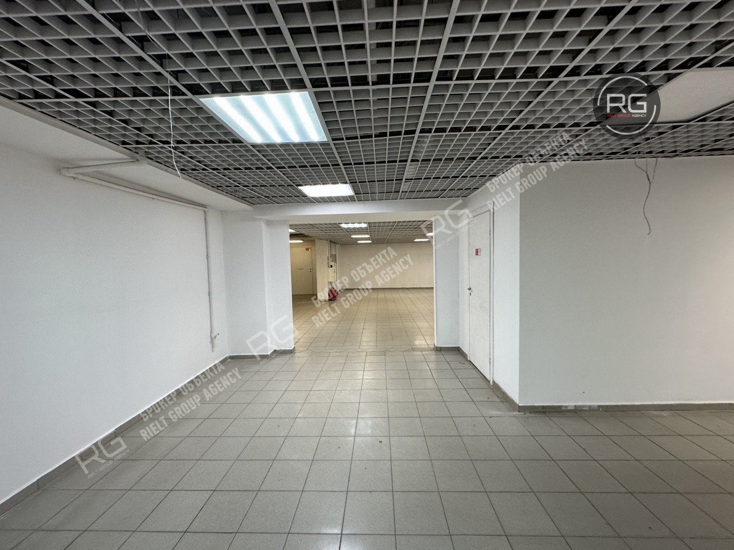   Помещение у входа в метро, 555 кв.м. 
