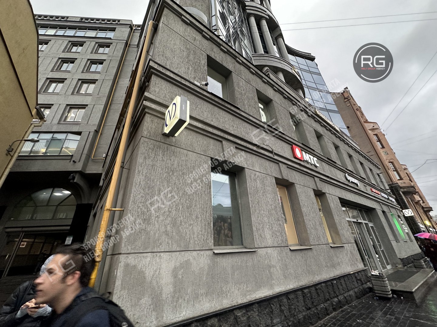   Помещение у входа в метро, 555 кв.м. 