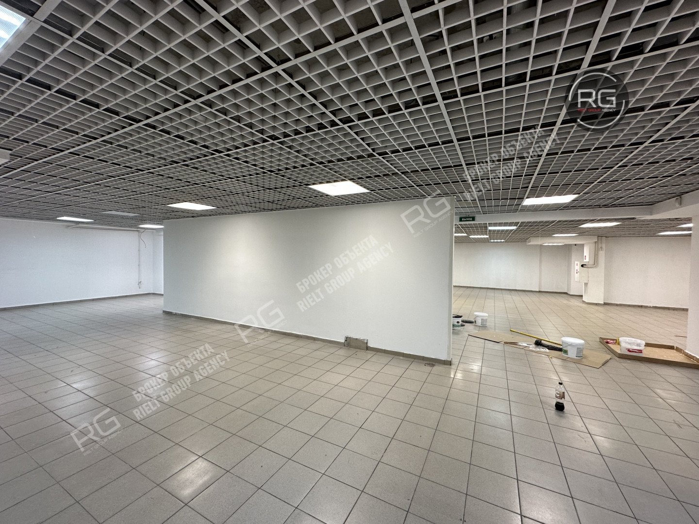   Помещение у входа в метро, 555 кв.м. 
