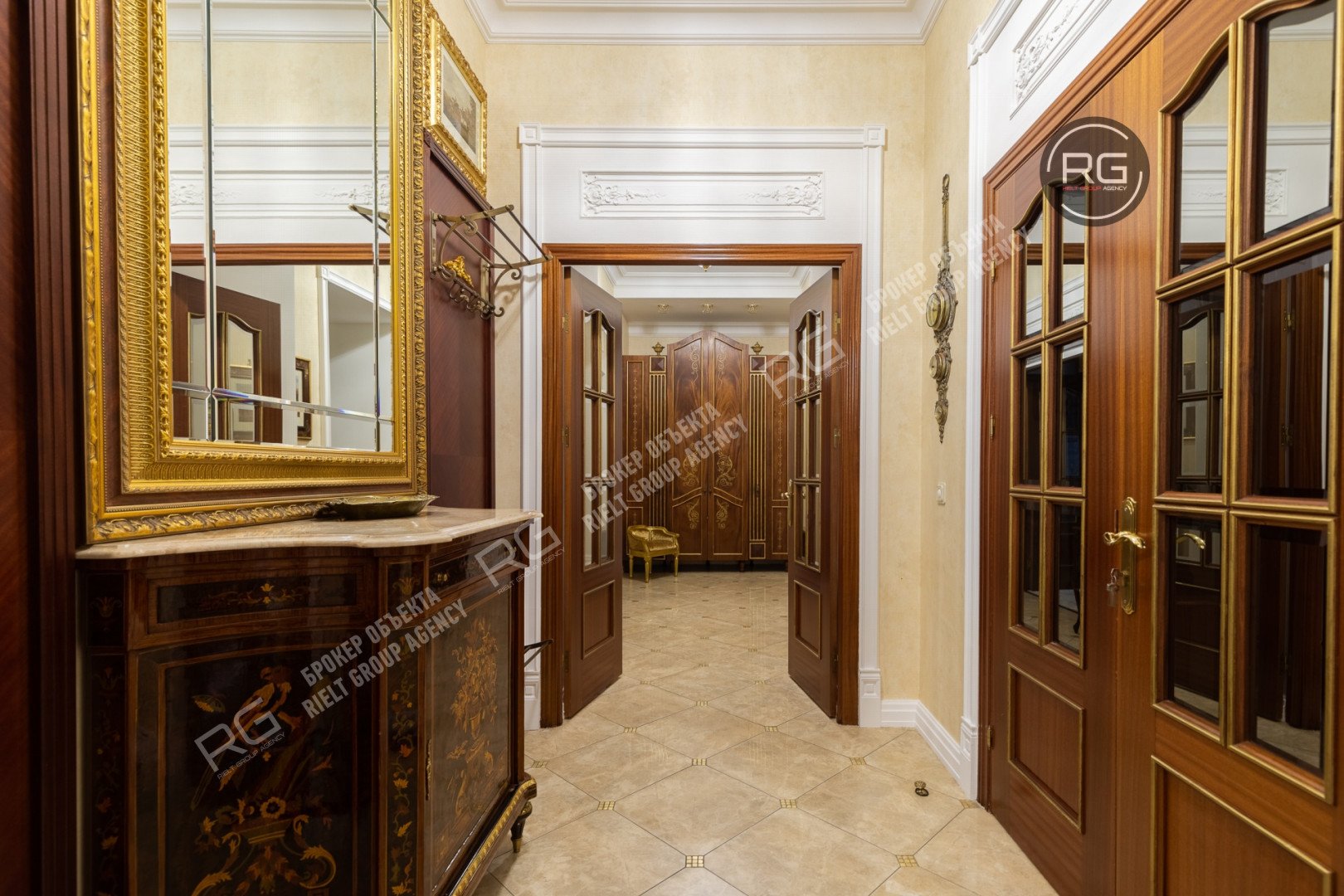   Видовая дизайнерская квартира, 221.4 кв.м. 