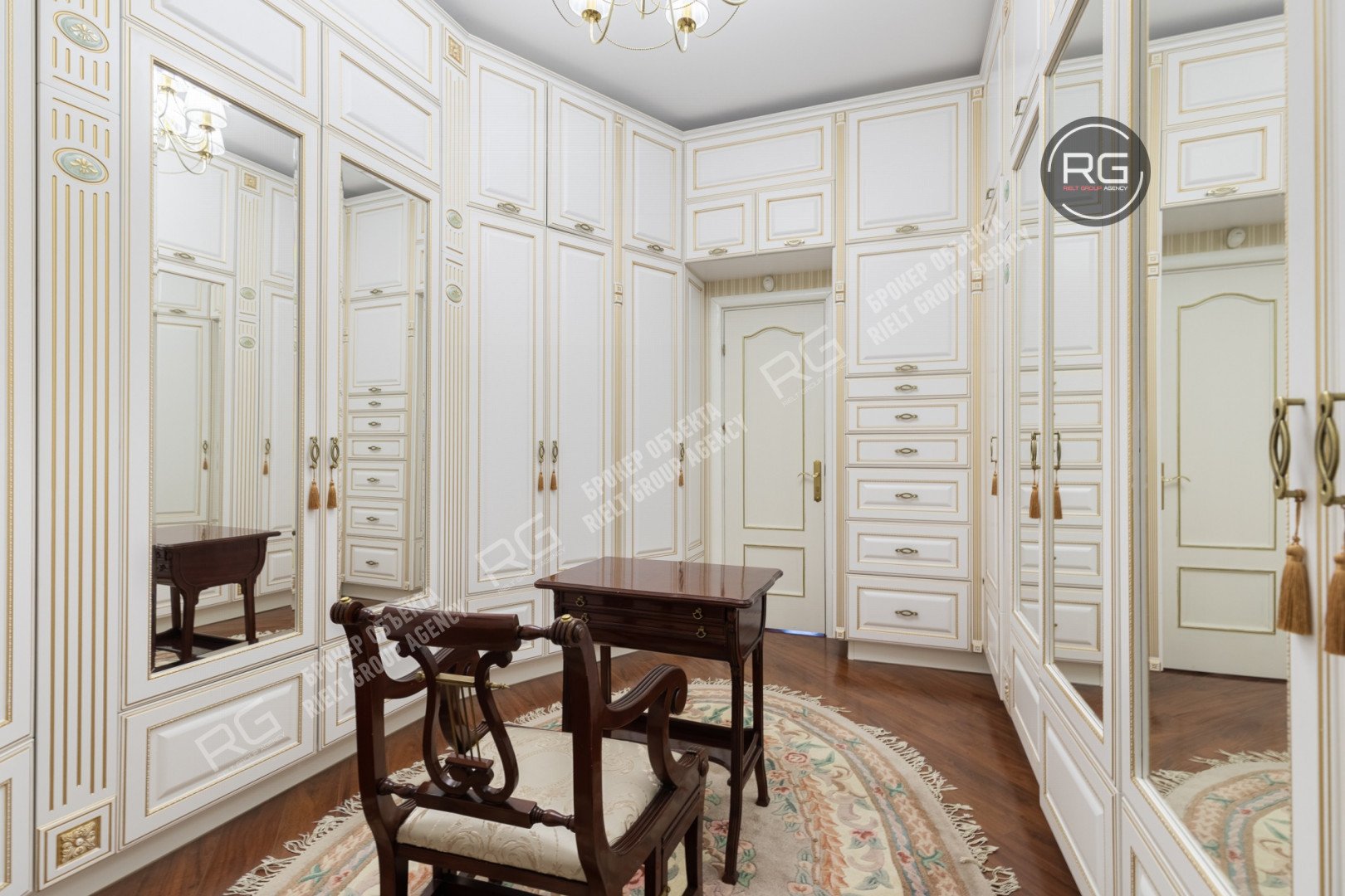   Видовая дизайнерская квартира, 221.4 кв.м. 
